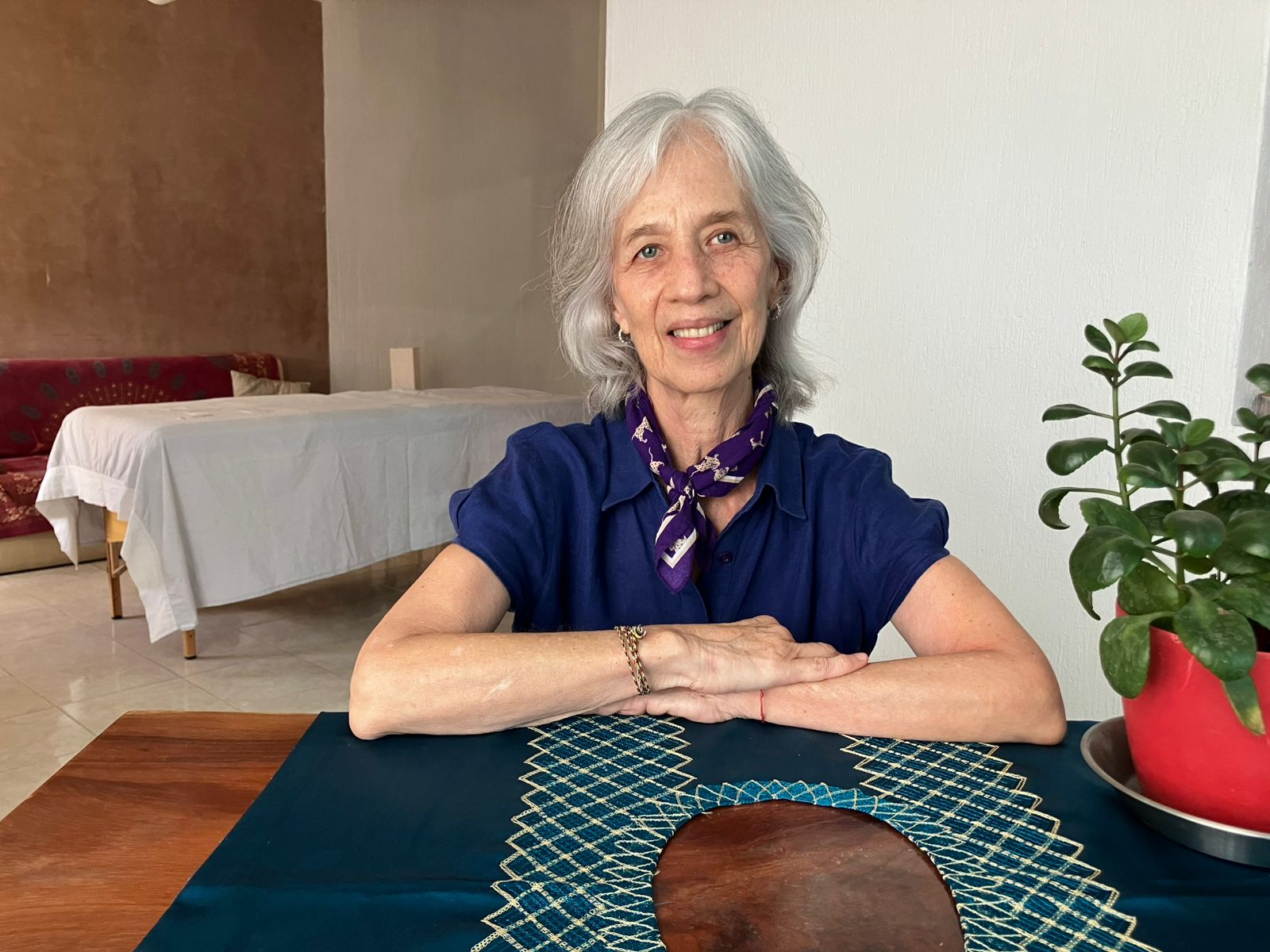 Dra. Nidia Burgos fisioterapeuta certificada en su consultorio