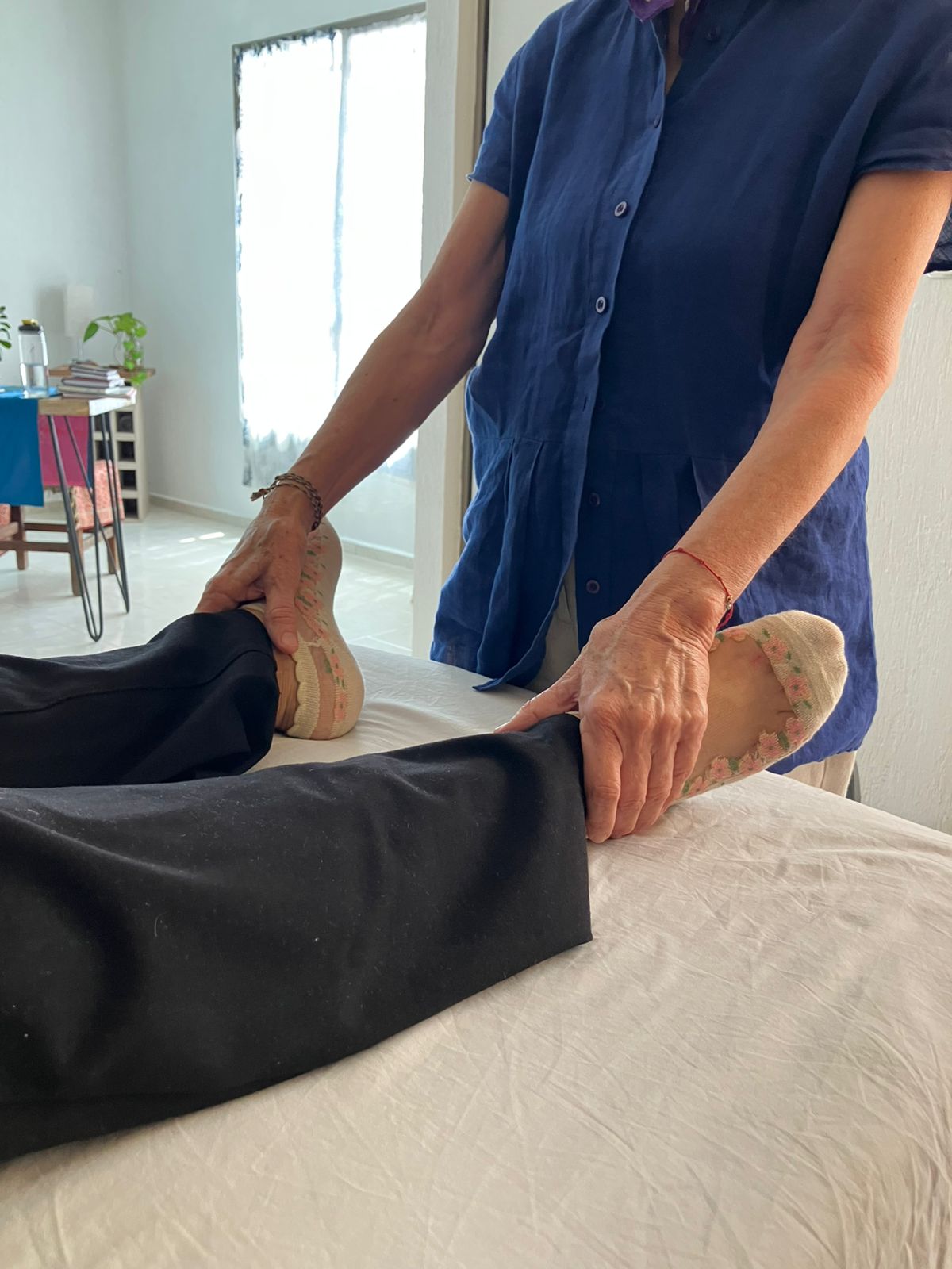 Paciente recibiendo terapia craneosacral relajante en Mérida